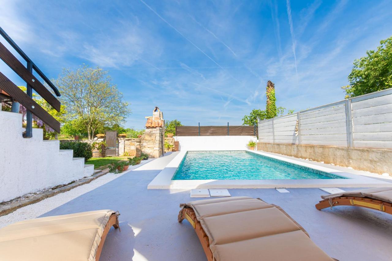 Apartment Adriana On Peaceful Location With Pool Pula Bagian luar foto