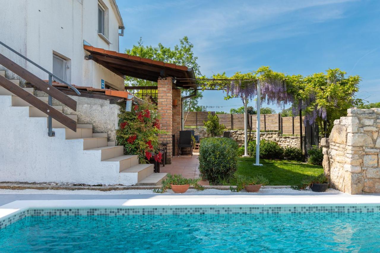Apartment Adriana On Peaceful Location With Pool Pula Bagian luar foto