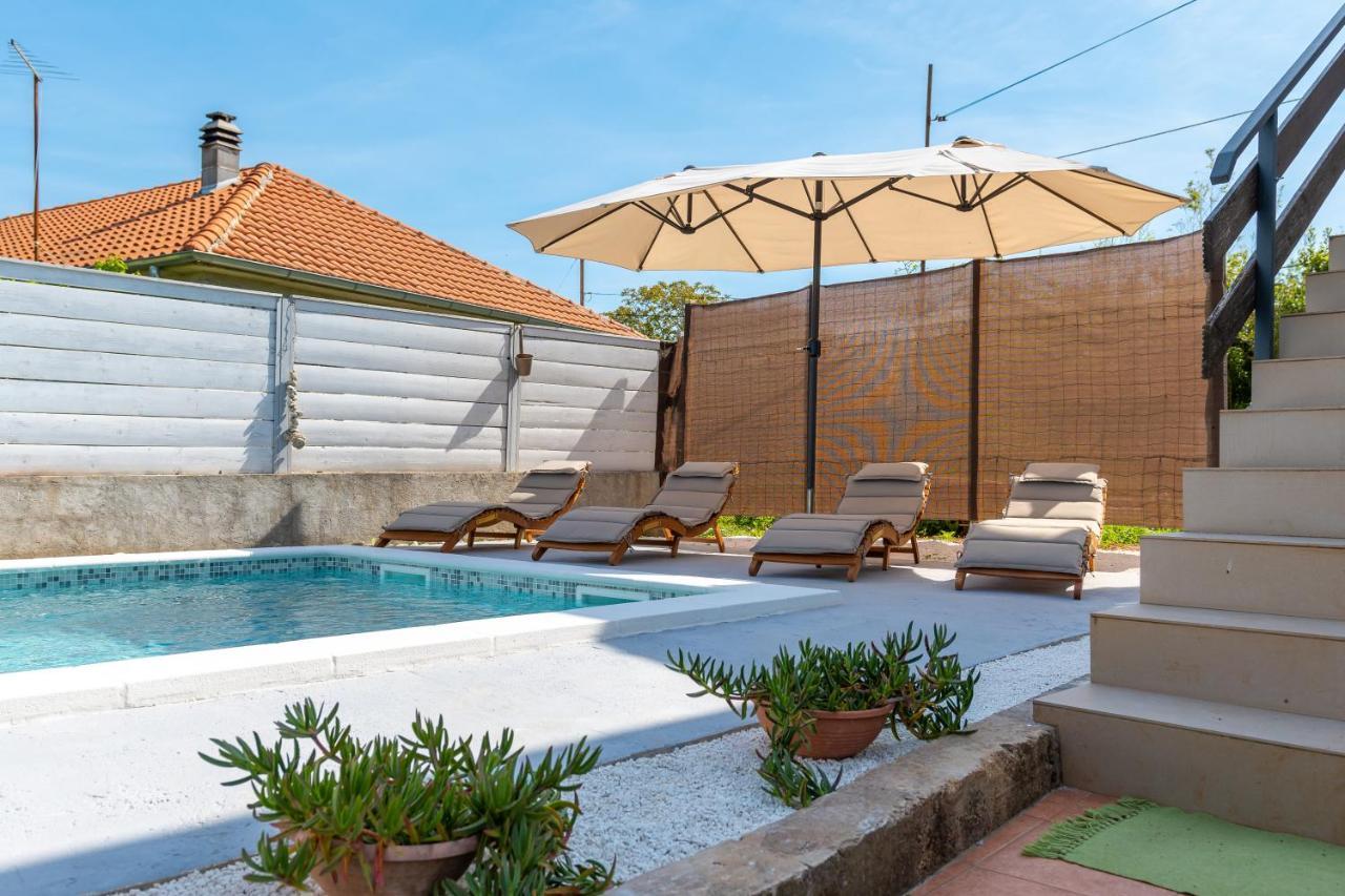 Apartment Adriana On Peaceful Location With Pool Pula Bagian luar foto