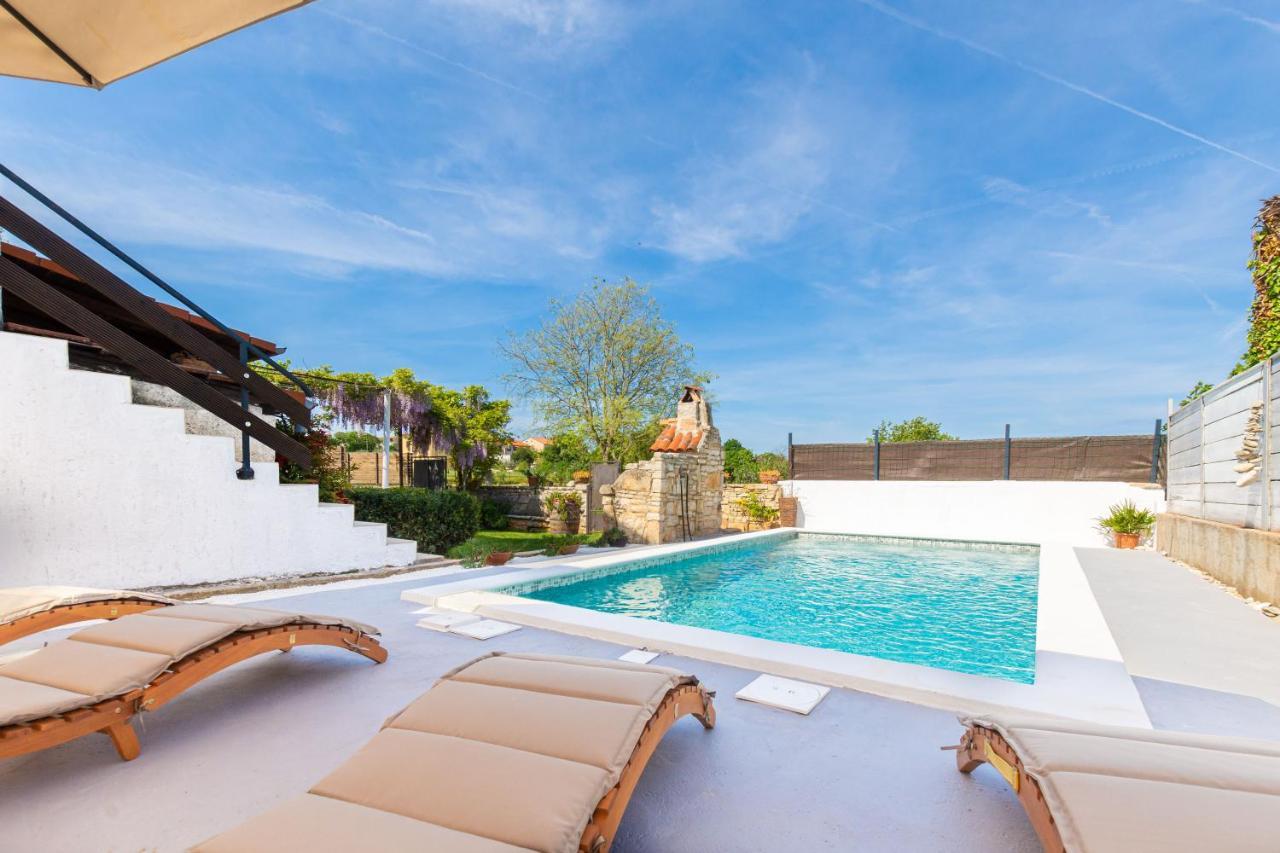 Apartment Adriana On Peaceful Location With Pool Pula Bagian luar foto