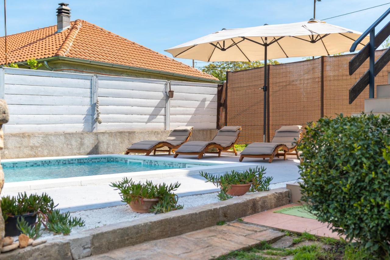 Apartment Adriana On Peaceful Location With Pool Pula Bagian luar foto