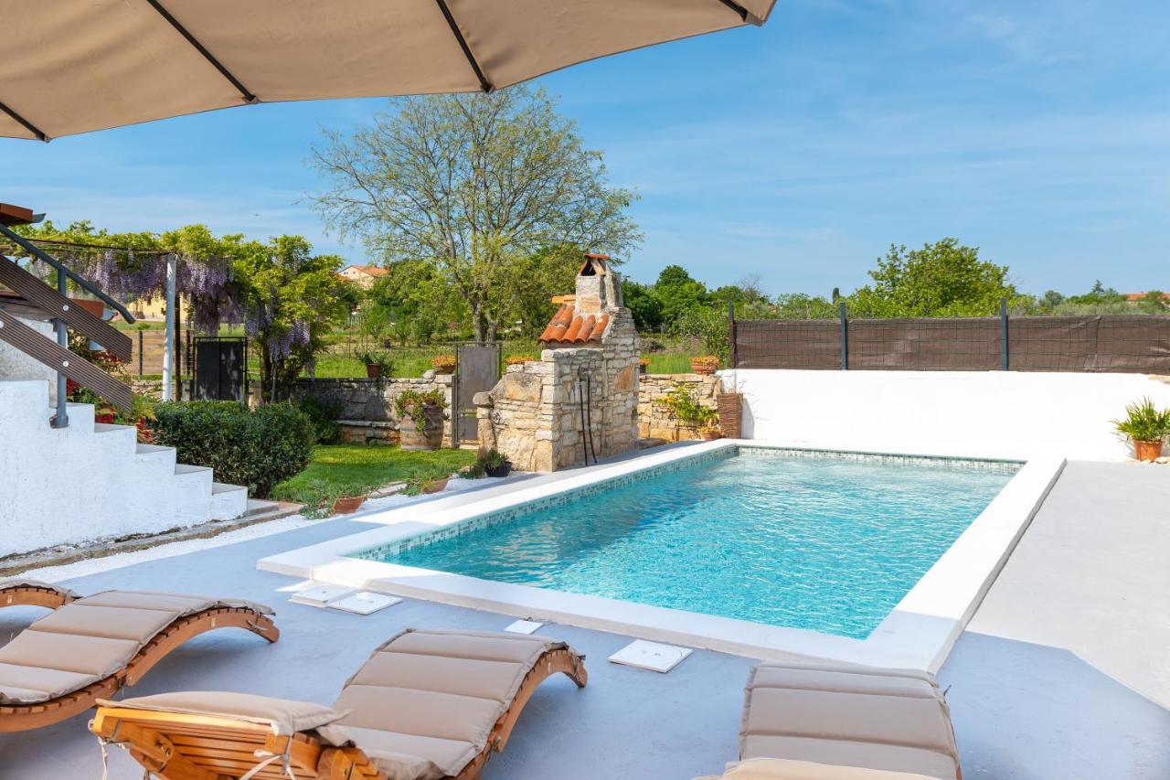 Apartment Adriana On Peaceful Location With Pool Pula Bagian luar foto