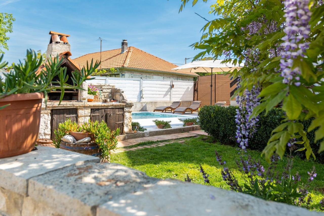 Apartment Adriana On Peaceful Location With Pool Pula Bagian luar foto