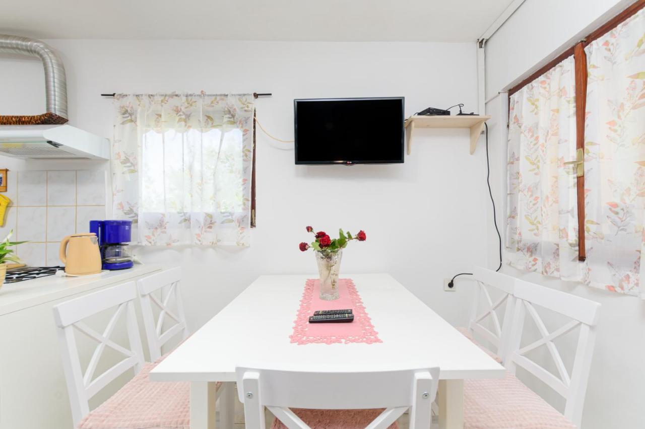 Apartment Adriana On Peaceful Location With Pool Pula Bagian luar foto
